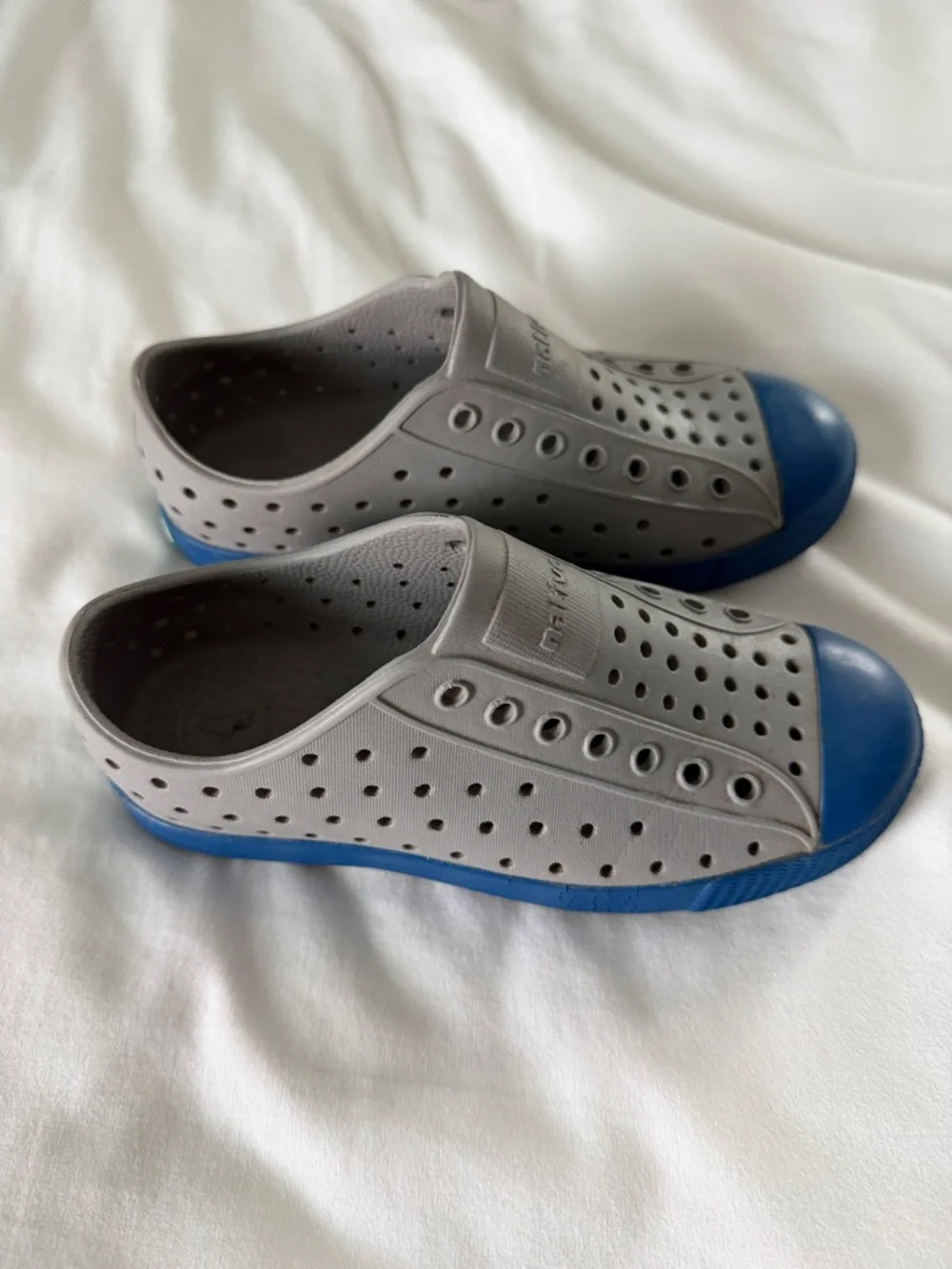 Native Kids Jefferson Slip-On Shoe in Gray with Blue Size J1 - Picture 2 of 10
